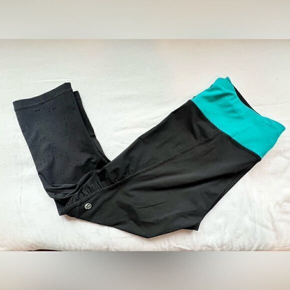 Lululemon Water Bound Crop Black and Teal, Size 8 Excellent pre worn condition - Picture 3 of 7